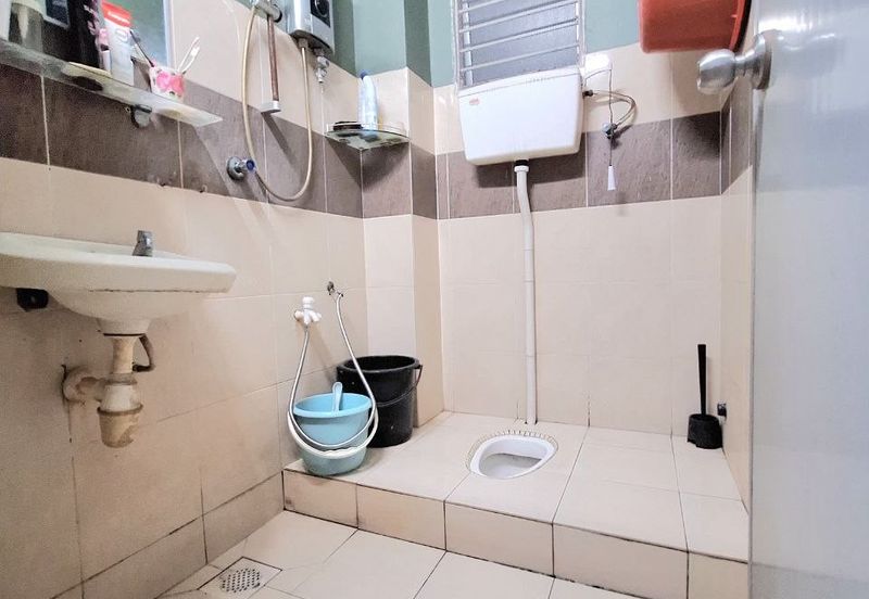 Jalan Sopan, Johan Setia