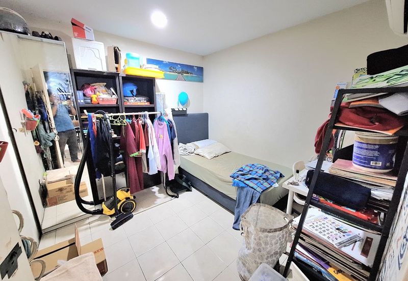 Jalan Sopan, Johan Setia