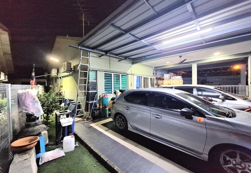 Jalan Sopan, Johan Setia