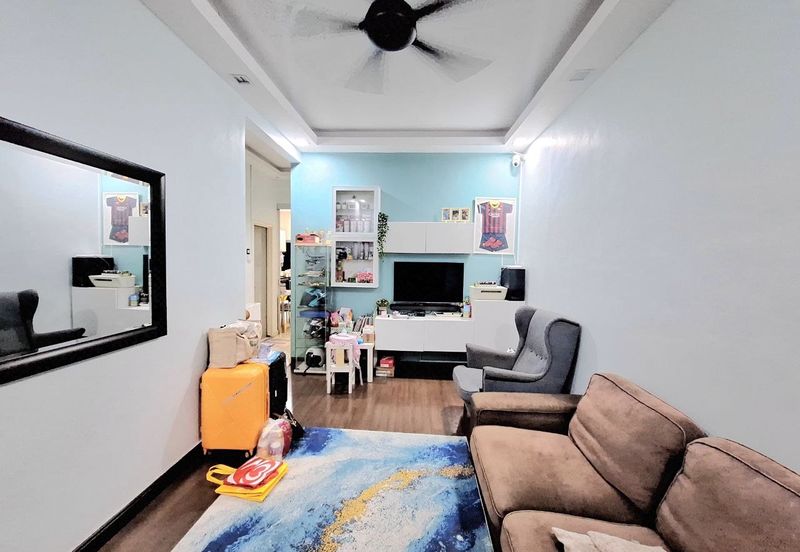 Jalan Sopan, Johan Setia