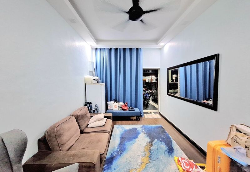 Jalan Sopan, Johan Setia