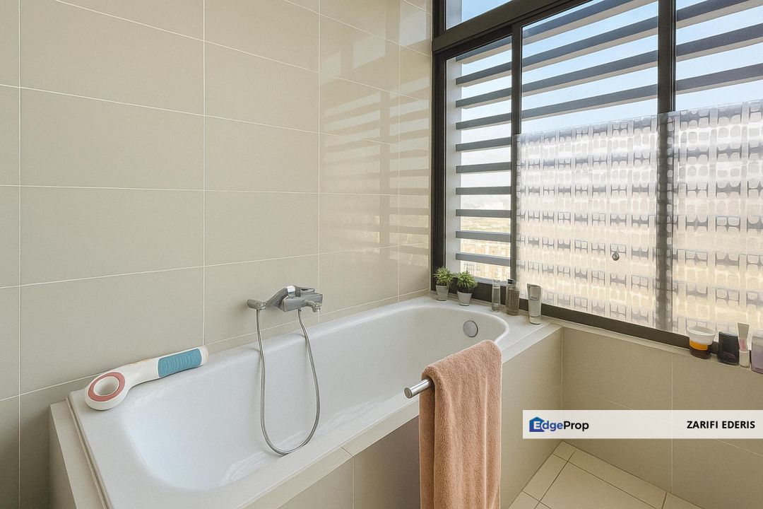 Well Maintained Partly Furnished Mirage by the Lake Condo Cyberjaya For Sale, Selangor, Cyberjaya