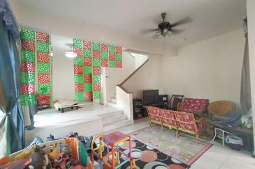 For rent corner lot, double storey, taman alam budiman, shah alam