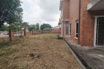 For rent corner lot, double storey, taman alam budiman, shah alam