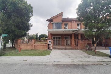 For rent corner lot, double storey, taman alam budiman, shah alam