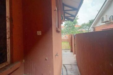 For rent corner lot, double storey, taman alam budiman, shah alam