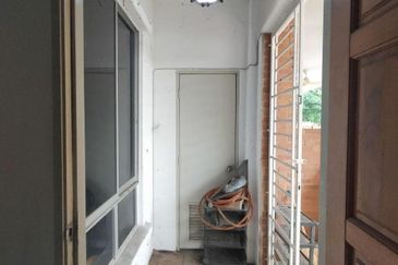 For rent corner lot, double storey, taman alam budiman, shah alam