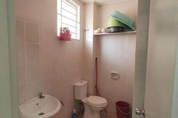 For rent corner lot, double storey, taman alam budiman, shah alam