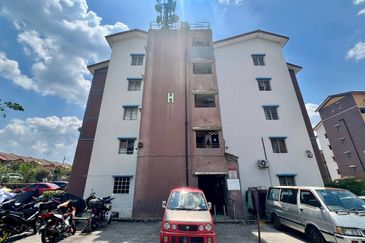 Iris Apartment, Taman Saujana Utama