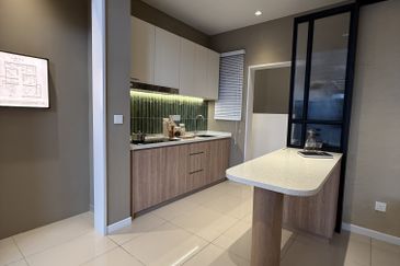 FREEHOLD 3r2B 400k ! Free Furniture & 0%Downpayment