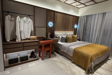 FREEHOLD 3r2B 400k ! Free Furniture & 0%Downpayment