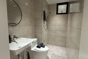 FREEHOLD 3r2B 400k ! Free Furniture & 0%Downpayment