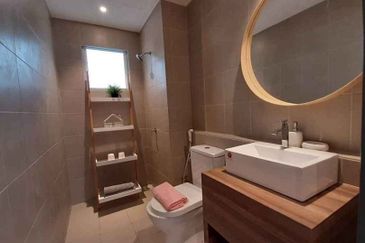 Freehold OKR chepeast per sqft 500 only 3Rooms 400k Free Furniture