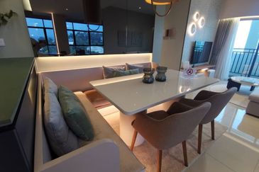 Freehold OKR 3Rooms 400k Free Furniture! monthly from RM 1400