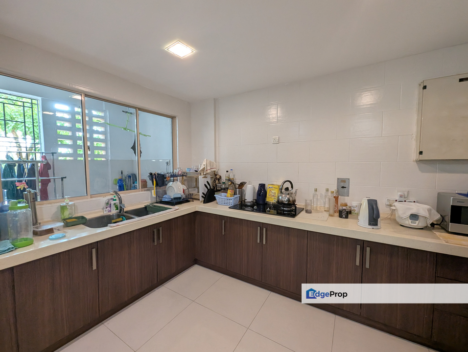 Decent unit with some renovation, low floor corner unit for sale, Selangor, Saujana 