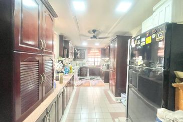 View Masjid Shah Alam 2 storey Bungalow jalan jelutong Seksyen 3 Shah Alam 