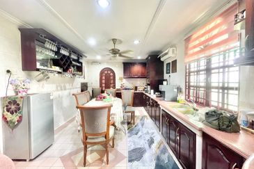 View Masjid Shah Alam 2 storey Bungalow jalan jelutong Seksyen 3 Shah Alam 