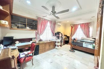 View Masjid Shah Alam 2 storey Bungalow jalan jelutong Seksyen 3 Shah Alam 