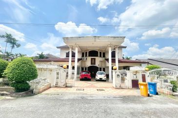 View Masjid Shah Alam 2 storey Bungalow jalan jelutong Seksyen 3 Shah Alam 