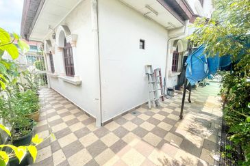 View Masjid Shah Alam 2 storey Bungalow jalan jelutong Seksyen 3 Shah Alam 