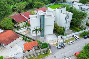 3 Storey Bungalow with Lift Pool Rooftop Kuala Lumpur