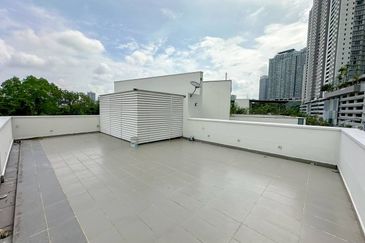 3 Storey Bungalow with Lift Pool Rooftop Kuala Lumpur