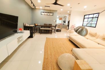 Fully Furnished 3 storey terrace house @ Taman Denai Puchong 