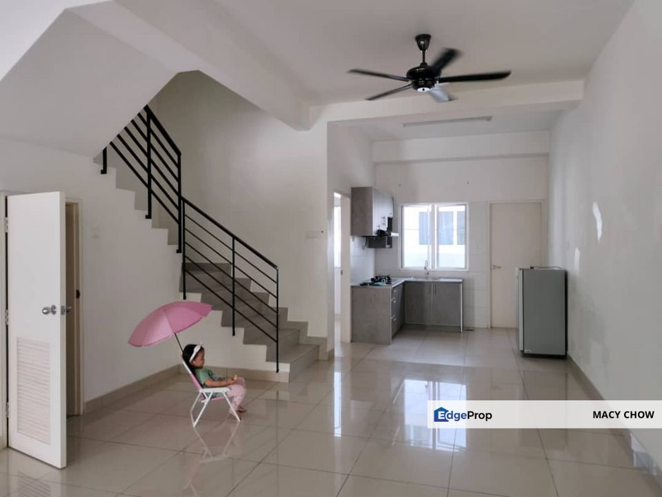 3sty House Bayu heights 2 Partially furnished , Selangor, Seri Kembangan