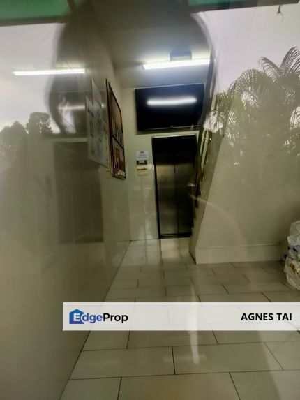 In the fringe of the city n nearby TRX con convenient  enue for public transport for LRT/MRT .Multiple access to this commercial hub mix development ., Kuala Lumpur, Sungai Besi
