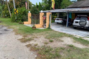 Tanah tepi jalan besar Taman Desa Moccis