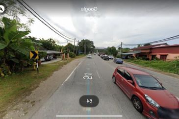 Tanah tepi jalan besar Taman Desa Moccis