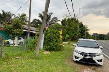 Tanah tepi jalan besar Taman Desa Moccis