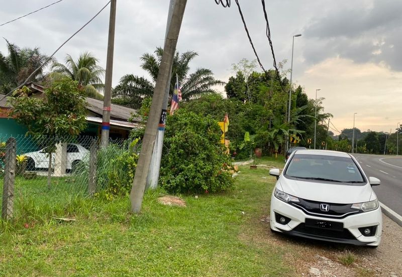 Tanah tepi jalan besar Taman Desa Moccis