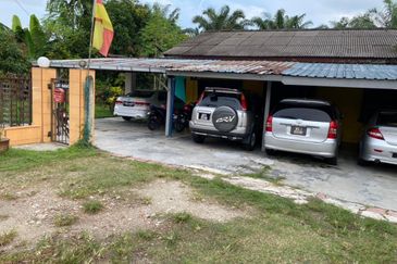 Tanah tepi jalan besar Taman Desa Moccis