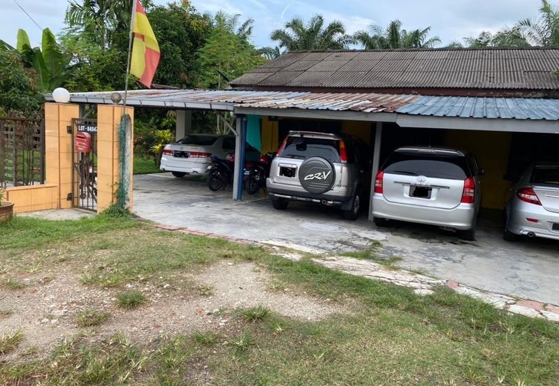 Tanah tepi jalan besar Taman Desa Moccis