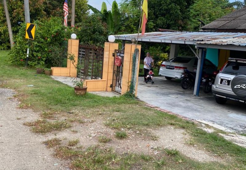 Tanah tepi jalan besar Taman Desa Moccis