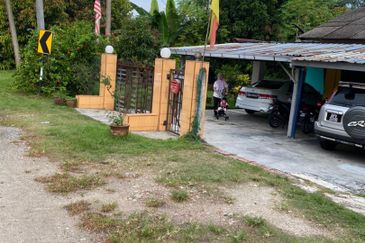 Tanah tepi jalan besar Taman Desa Moccis