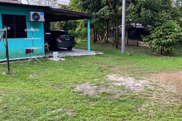 Tanah tepi jalan besar Taman Desa Moccis