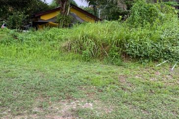 Tanah tepi jalan besar Taman Desa Moccis