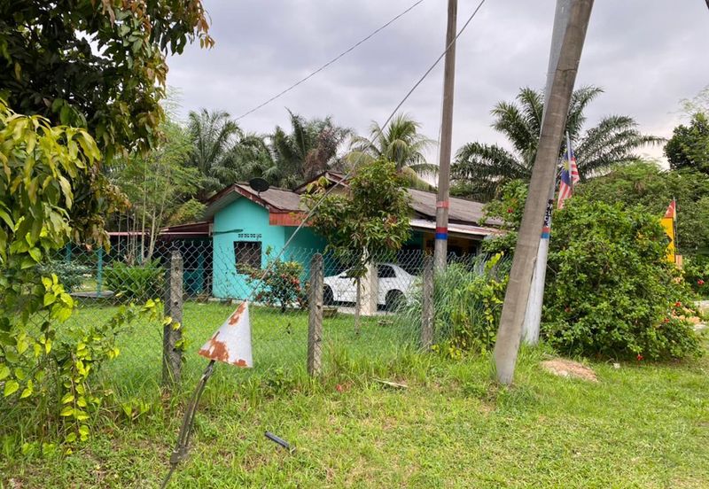 Tanah tepi jalan besar Taman Desa Moccis