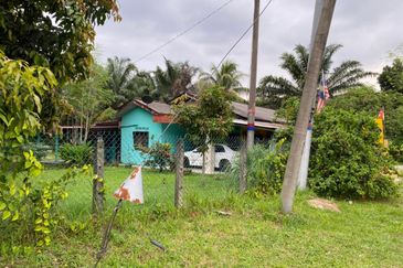 Tanah tepi jalan besar Taman Desa Moccis