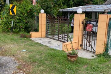 Tanah tepi jalan besar Taman Desa Moccis