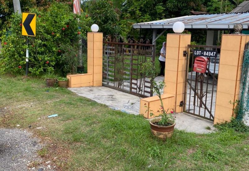 Tanah tepi jalan besar Taman Desa Moccis