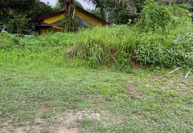 Tanah tepi jalan besar Taman Desa Moccis