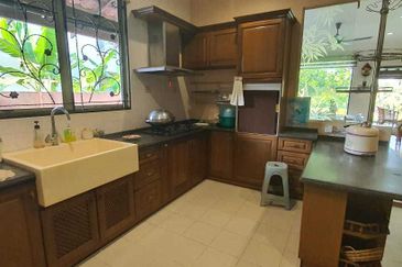Kota Kemuning ~ Bungalow with beautiful golf view for sale  