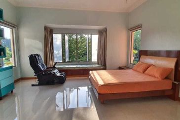 Kota Kemuning ~ Bungalow with beautiful golf view for sale  