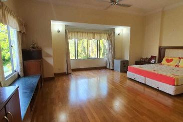 Kota Kemuning ~ Bungalow with beautiful golf view for sale  