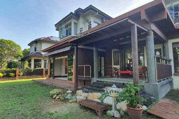 Kota Kemuning ~ Bungalow with beautiful golf view for sale  