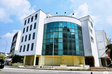 ROI 5%, 4 Storey Corner Shop, Facing Main Road, Kawasan 18, Klang