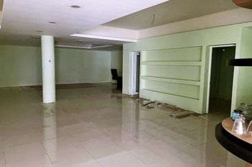 ROI 5%, 4 Storey Corner Shop, Facing Main Road, Kawasan 18, Klang